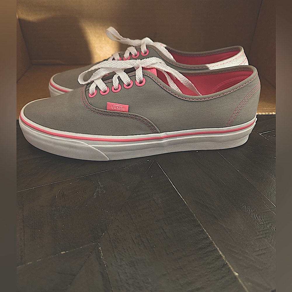 Vans- unisex Canvas pink/Gray Mens 7.5/ Woman’s 9